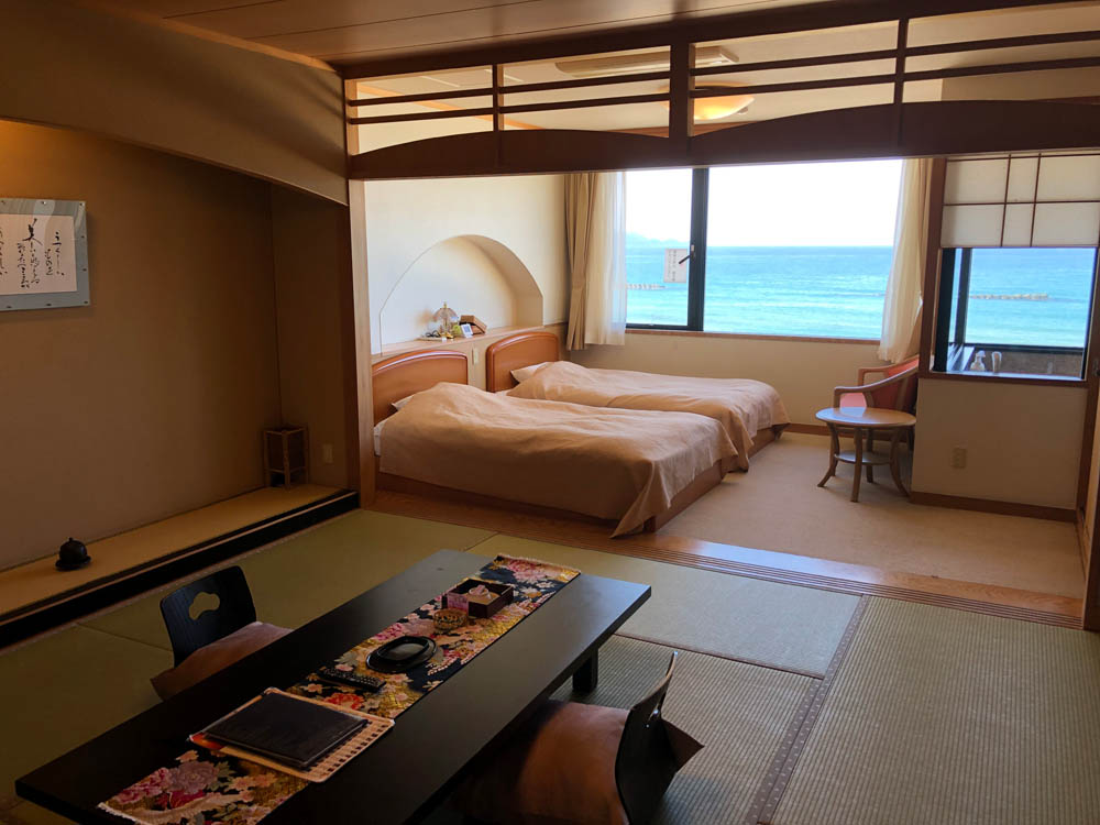 日本海を一望できる和風ひのき風呂付客室